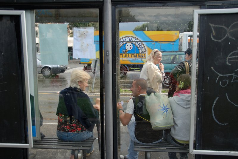 Arezzo 阿雷佐<br>火車站前的公車站，人來人往，我坐在這裡休息了一會，拍下許多我喜歡的相片。<br/>