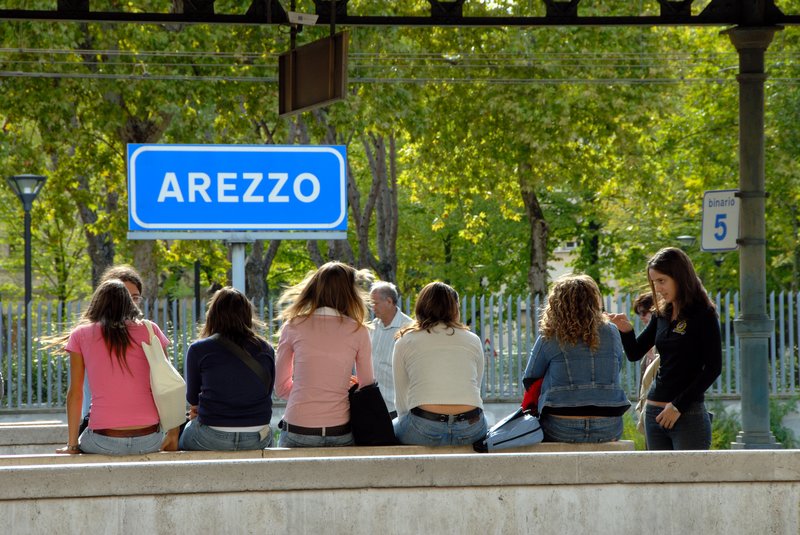 Arezzo 阿雷佐<br>Arezzo的火車站，一群青春活力的小女生，正嘰嘰喳喳的等著火車。<br/>