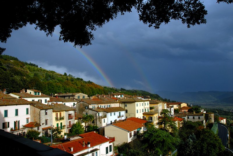 Cortona 科托納<br>午後雷陣雨過後，陽光露出笑臉，伴隨而來的彩虹，讓我滿心歡喜的欣賞了一會兒，兩道彩虹倏然出現，急忙間我拍下這美麗的相片。<br/>