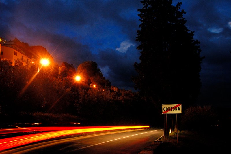 Cortona 科托納<br>晚間七點，我走在Cortona公路上拍攝夜景，秋天裡夜的托斯卡尼風有點涼，景色很迷人。<br/>