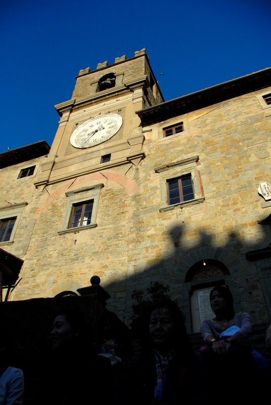 Cortona 科托納<br>共和廣場旁的市政廳是鎮上最主要的建築物，台階上老是坐滿休息的旅客。<br/>