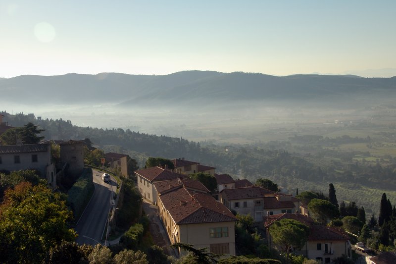 Cortona 科托納<br>太陽剛升起，遠方晨霧飄渺，托斯卡尼才剛剛甦醒。