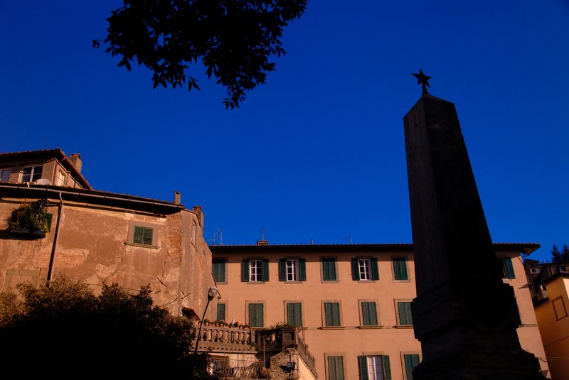 Cortona 科托納<br>Cortona是座山城，巴士的終點站就在城外廣場，小圓環中心有座紀念碑。<br/>