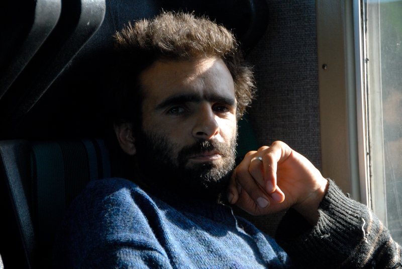 Florence 往Pisa的火車上<br>往Pisa的火車上，我的身旁坐著一位帶著小狗的流浪漢，深邃的眼神，告訴我每個人都有未知的旅程。<br/>