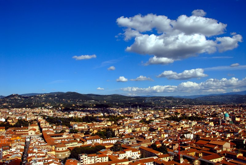 Florence 佛羅倫斯<br>百花大教堂圓頂上的天空，好像比較藍，雲也比較可愛，稍稍彌補一下爬91公尺高的辛苦。<br/>