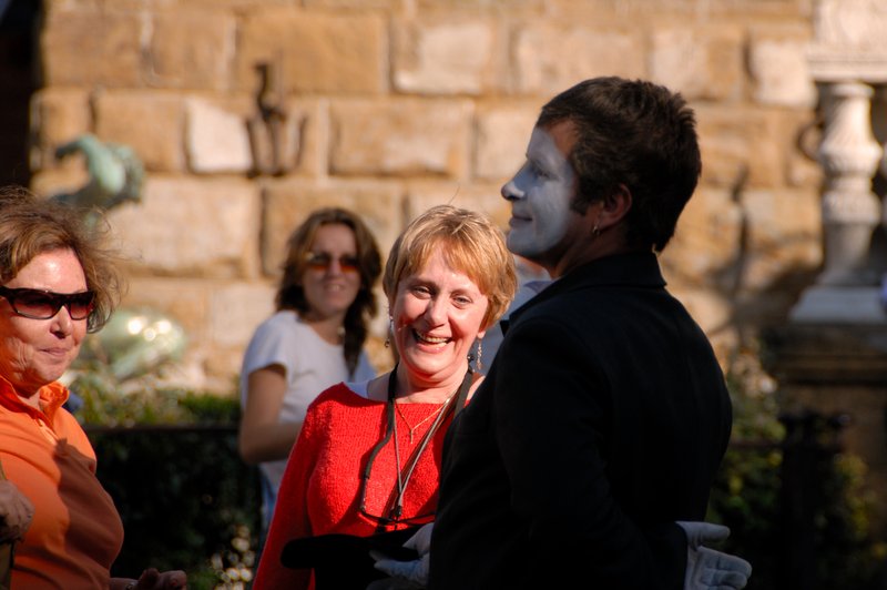 Florence 佛羅倫斯<br>街頭藝人在佛羅倫斯處處可見，這個行業好玩但也很辛苦，收入是看天吃飯，天氣好壞左右了收入的多寡。<br/>