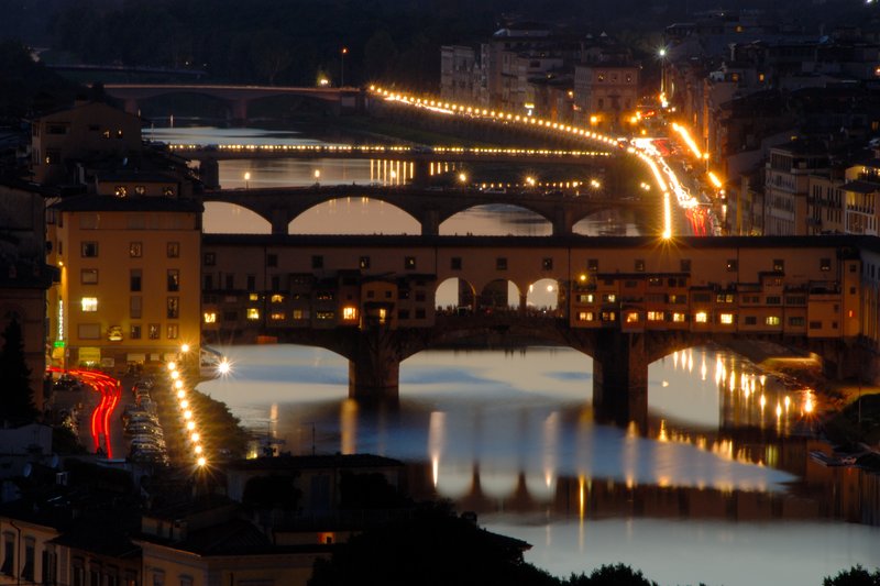Florence 佛羅倫斯<br>夕陽伴隨著舊橋的夜景，加上流動的車燈光影，雖然挨餓拍照，但是值得啦！<br/>