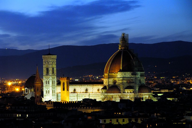 Florence 佛羅倫斯<br>從米開朗基羅廣場，拍攝佛羅倫斯的夜景，是此行的重頭戲，百花大教堂的燈光打的並不算好，不過我還是拍的很高興。<br/>