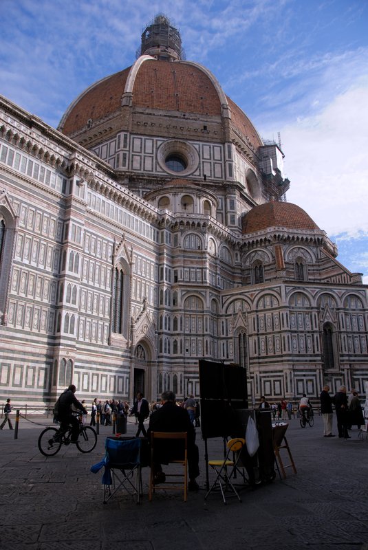 Florence 佛羅倫斯<br>教堂旁的廣場擠滿了街頭畫家，生意不算好，在這個充滿藝術氣息的城市裡，畫家恐怕都要有兩把刷子。<br/>