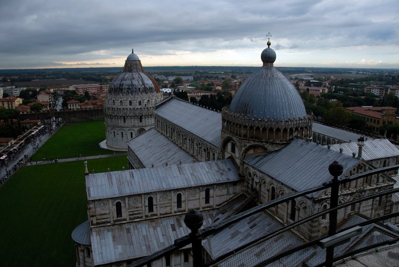 Pisa 比薩<br>雨天裡從比薩斜塔上往下望，主教堂、洗禮堂，看起來好像有點沉重。<br/>