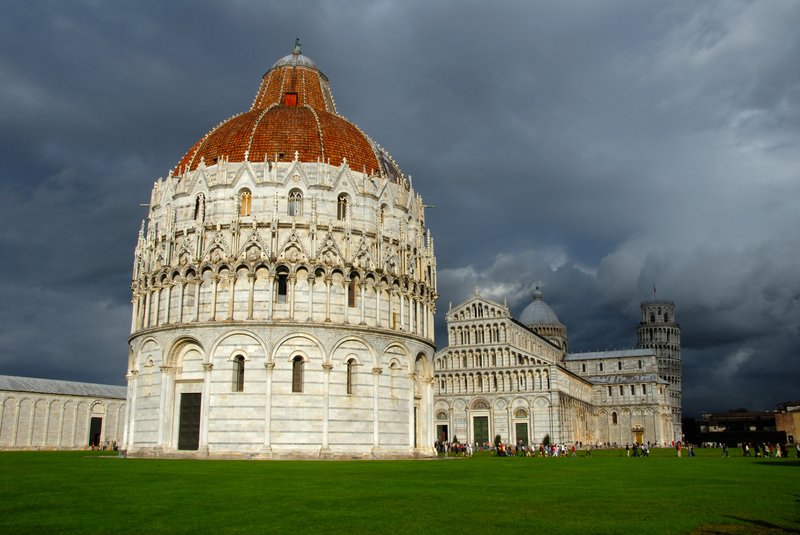 Pisa 比薩<br>從奇蹟廣場的左側看去，主教堂、洗禮堂，看起來好像有點斜。不知道是不是太多遊客幫忙扶正的關係，比薩斜塔看起來不太斜。<br/>