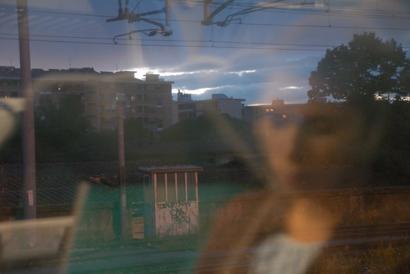 Pisa回Florence 的火車上<br>遠遠的我看見她，靜靜坐在車上聽著mp3，是否在回想"比薩的斜塔為什麼不會倒?"不是啦！是在想"為什麼拿相機的東方帥哥不跟我搭訕？"<br/>