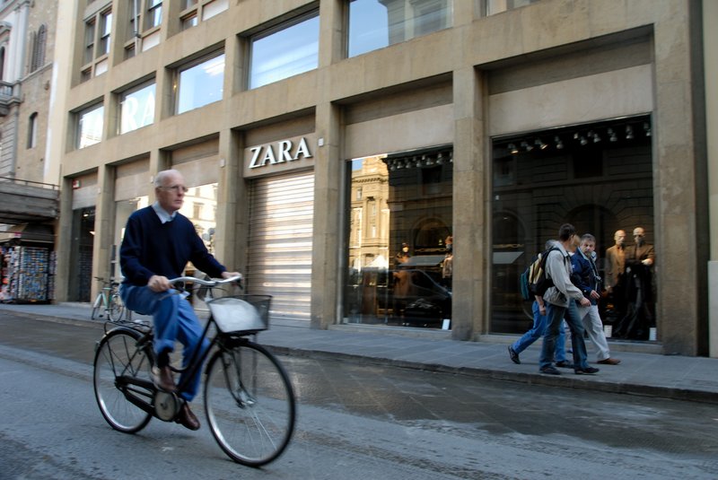 Florence 佛羅倫斯<br>當我看到玻璃的櫥窗，我喜歡這樣的景物，等了一會，一位騎腳踏車的阿伯，自投羅網來了。<br/>