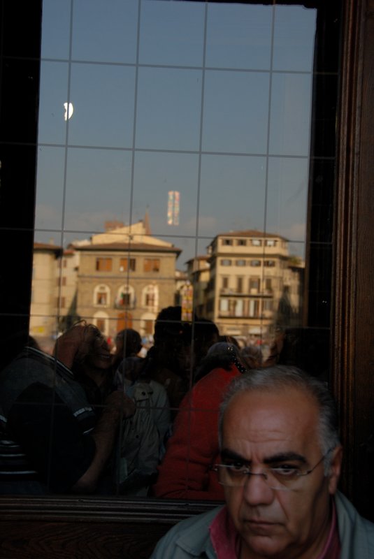 Florence 佛羅倫斯<br>一位剛從聖馬可教堂告解出來的阿伯，被跟蹤的狗仔隊拍個正著。<br/>