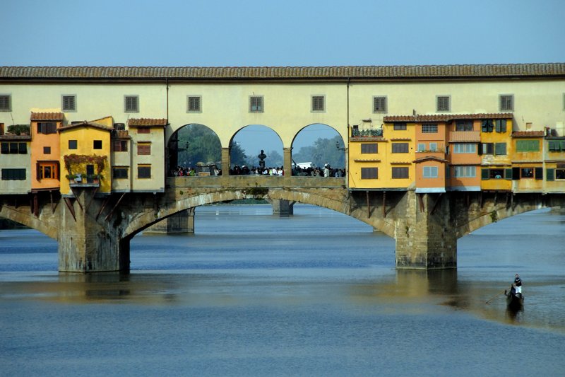 Florence 佛羅倫斯<br>舉世聞名的佛羅倫斯舊橋，想不到是座大違建，橋上的商家因為空間不足就拼命往外擴建，義大利的建管課好像不管事。<br/>