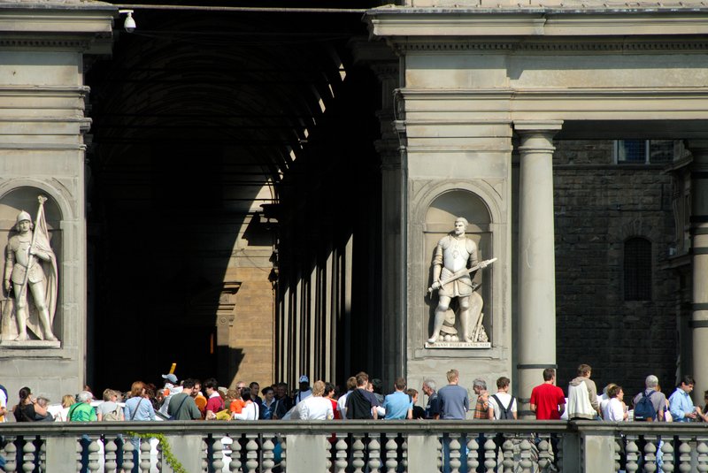 Florence 佛羅倫斯<br>隔著阿諾河，烏菲茲美術館的廊柱光影非常吸引人。<br/>