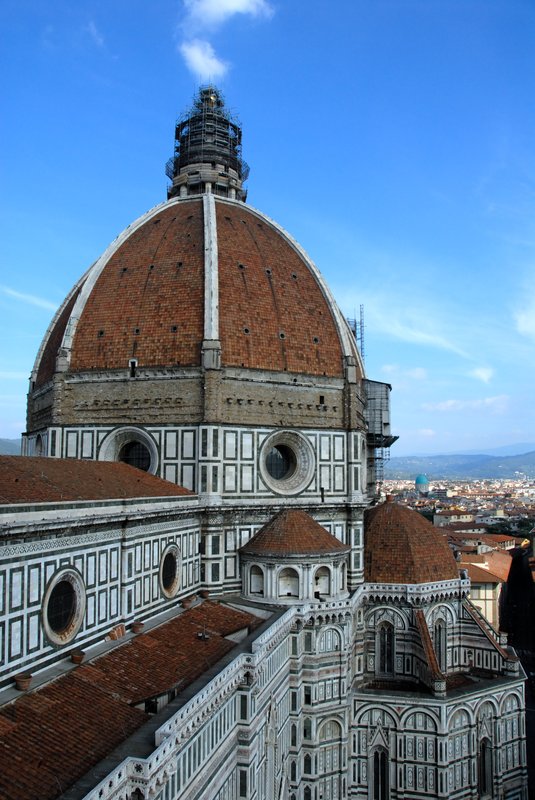 Florence 佛羅倫斯<br>百花大教堂此時好像是隻大煙囪，一隻待修的超大型煙囪。<br/>