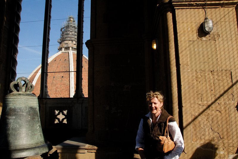 Florence 佛羅倫斯<br>爬上百花大教堂旁，82公尺高的喬托鐘塔，這位氣喘吁吁的小姐，剛好落入我的等待中。<br/>