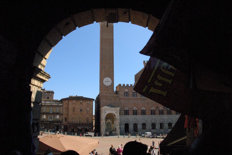 Siena 西恩納<br>扇形廣場旁的鐘塔高達102公尺，可以買票爬上去遠眺，想了幾次最後還是決定，在廣場上吃冰淇淋比較好玩！<br/>