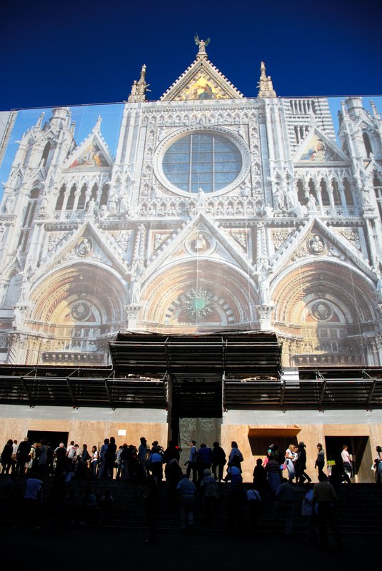 Siena 西恩納<br>義大利到處都在維修古蹟，不過也很好心的畫出原狀，讓你想像一番，如果你要看原蹟恐怕還要再來幾次。<br/>