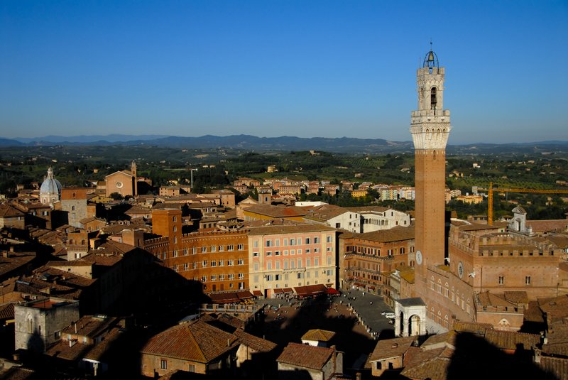 Siena 西恩納<br>從博物館後方的高塔，眺望整個Siena舊城區，扇形廣場四周的道路，就是每年賽馬的跑道。<br/>
