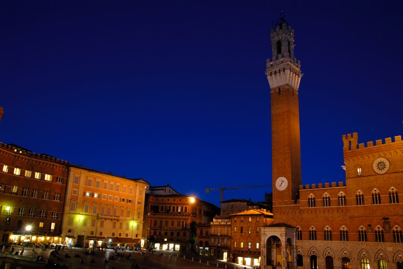 Siena 西恩納<br>住在Siena三天，照例總要拍張夜景，雖然高塔後方的維修吊車看起來很礙眼，不過也就湊合點拍了。<br/>