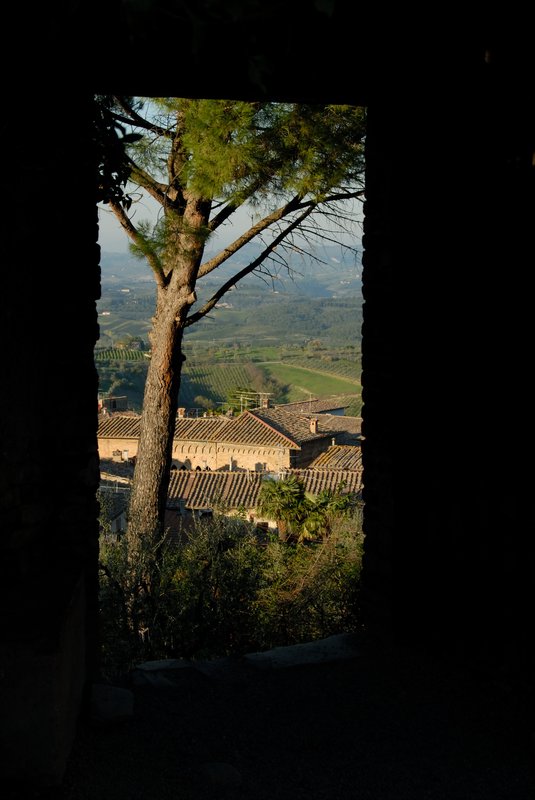 San Gimignano 聖吉米納諾<br>舊城牆的小門，巧妙的將風景鑲入相框裡。<br/>