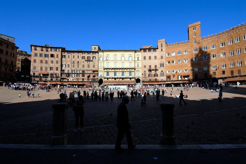 Siena 西恩納<br>聽說是義大利最美的扇形廣場，不論白天晚上，總是擠滿了一堆旅客。<br/>