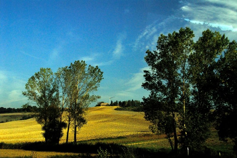 Siena 西恩納往羅馬的路上<br>從Siena往羅馬的路上，兩旁的風景很漂亮。奇怪這些漂亮的地方，我們怎麼沒下車去玩，就在半睡半醒之間，陸陸續續拍了幾張相片。<br/>