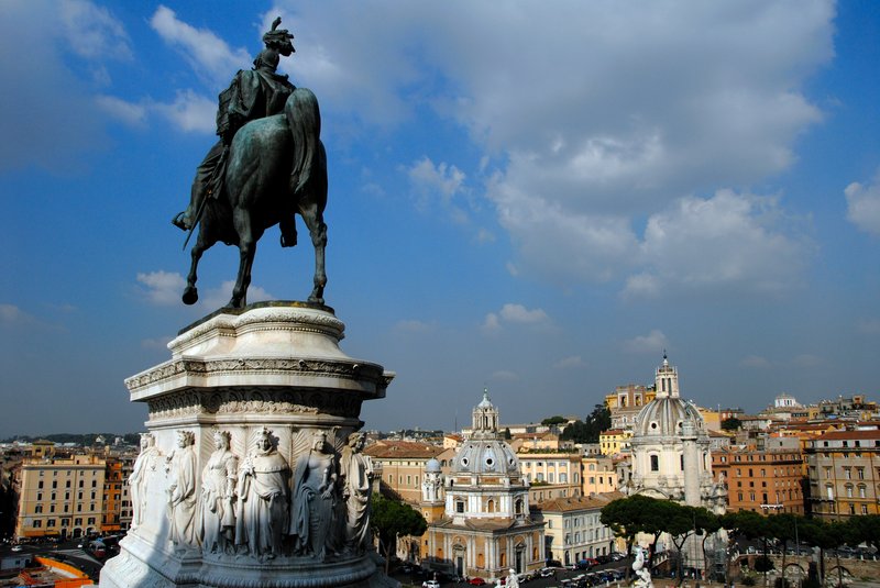Rome 羅馬 維克多艾曼紐紀念堂<br>維克多艾曼紐紀念堂，是義大利第一任國王所建。就像我們的忠烈祠，有憲兵與警察站崗，為了表示尊敬，台階不可以席地而坐，隨時都有警察吹哨糾正。<br/>