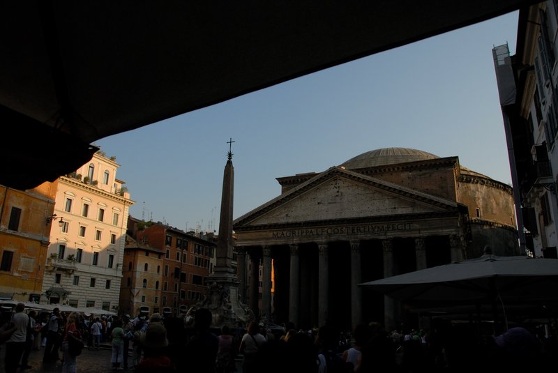 Rome 羅馬 萬神殿<br>在人群擁擠的萬神殿前，買了麥當勞，好不容易在噴泉的石階找到了位置，就在大垃圾桶前匆促的吃起了午餐。沒想到在充斥美食的義大利，快速便利的麥當勞也成為我的首選，每個要價台幣130元的漢堡顯的經濟實惠多了。