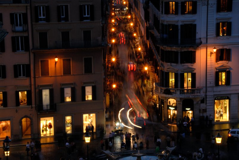 Rome 羅馬 西班牙廣場<br>西班牙廣場的夜景，因為三一教堂鐘塔維修中，包的很難看，只好轉向，改拍康多第街(via condotti)的夜景。<br/>