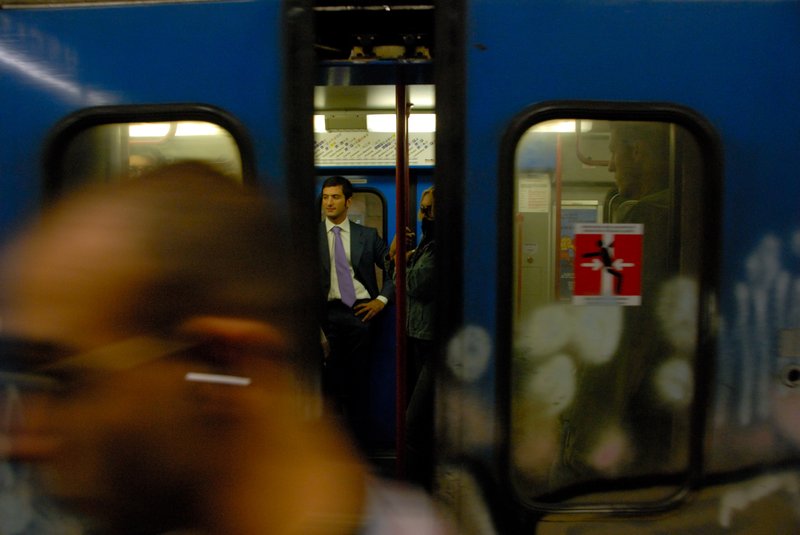 Rome 羅馬 地鐵<br>地鐵裡人來人往，聽說扒手很多，每次進出地鐵如臨大敵，不過我還是抽空拍了張好照片。<br/>