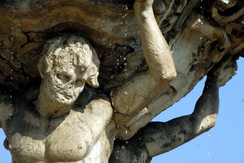 Rome 羅馬 真理之口噴泉<br>特萊頓噴泉(Fontana dei tritoni)於1715年由比查凱利(Bizzaccheri)所建立的，這位老兄已經辛苦了將近三百年，至今還找不到替手。<br/>