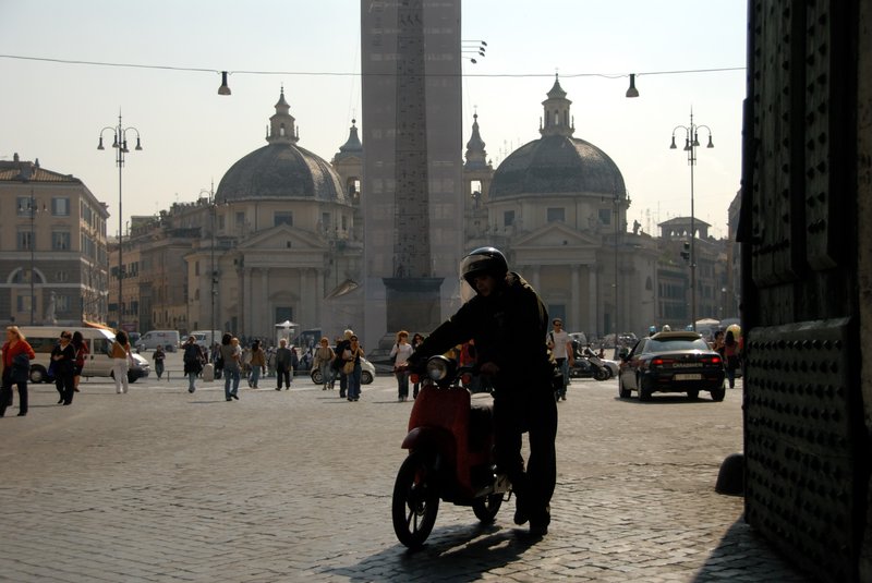 Rome 羅馬 人民廣場<br>人民廣場前的雙子教堂，看起來是對稱的，其實右邊的圓頂是圓形，左邊的圓頂是橢圓形。<br/>