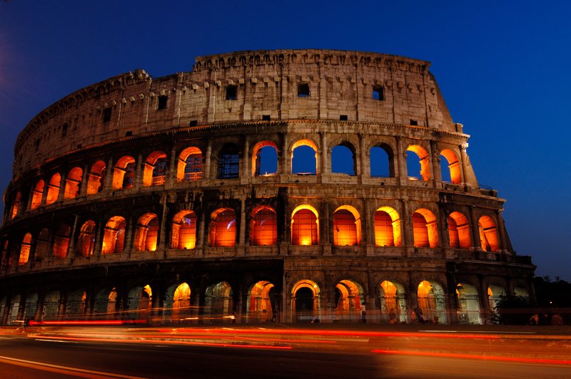 Rome 羅馬 競技場<br>競技場的夜景，旅行前計劃一定要拍的相片。秋天裡的落日很短，寶藍色的天空，大概只維持十分鐘就完全天黑。也好啦！可以早早收工吃晚餐。<br/>
