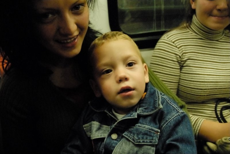 Rome 羅馬 地鐵<br>羅馬地鐵的車上，同伴一直逗弄著婦人的小孩子，我則是在搖晃的車廂裡，努力的紀錄這影像。<br/>