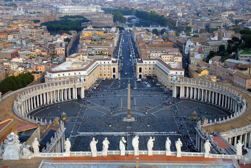 梵諦崗 聖彼得大教堂<br>從聖彼得大教堂的圓頂往下望，橢圓形的廣場是貝尼尼設計的傑作。<br/>