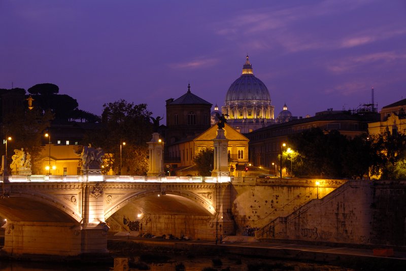 梵諦崗 聖彼得大教堂<br>從聖天使堡前的橋上回頭望著聖彼得大教堂，夕陽裡打著燈光的教堂，更顯得莊嚴肅穆。<br/>