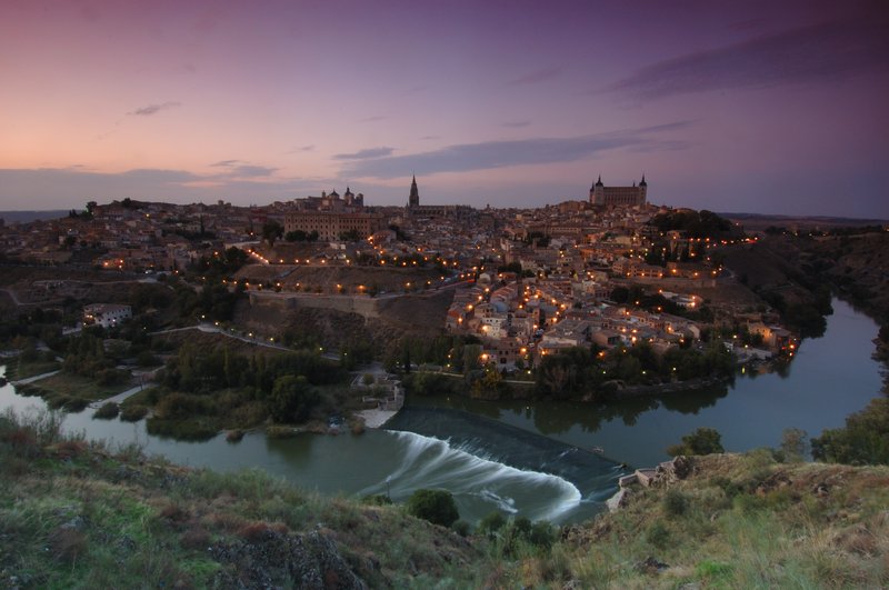 Toledo托雷多<br>觀賞托雷多舊城最佳的地方，是太加斯河對岸的公路上，我在這裡等待夕陽西下、等待天空變藍、等待美麗的建築物打燈光，等待的時光總是漫長的！<br/>