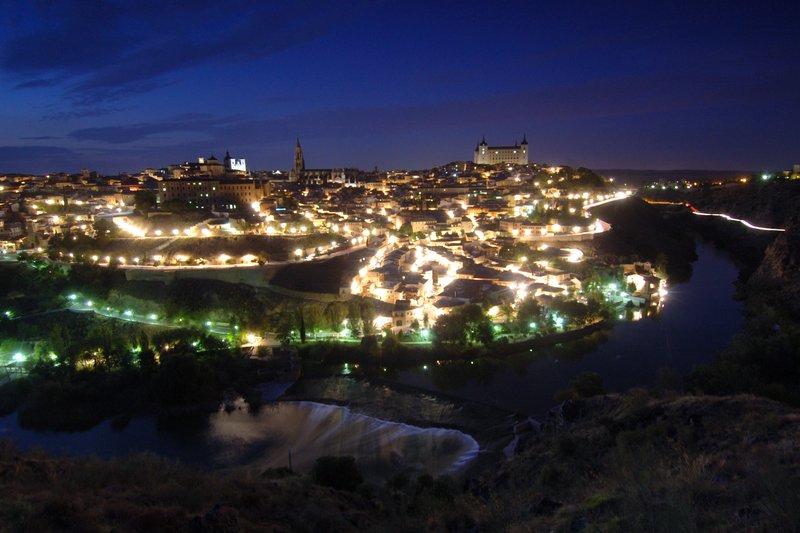 Toledo托雷多<br>夕陽西下、天空呈現美麗的寶藍、美麗的城堡燈光，托雷多古城在心中留下美麗的回憶！<br/>