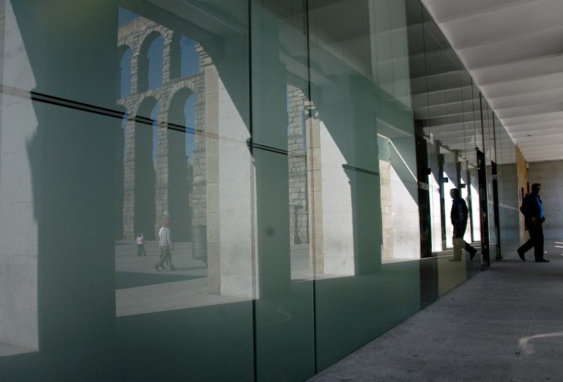 Segovia塞哥維亞<br>塞哥維亞著名的水道橋，是歐洲保存羅馬風格最完整的建築物，長達728公尺。水道橋引山上溶化的雪水到山下來，供飲用及耕作。<br/>