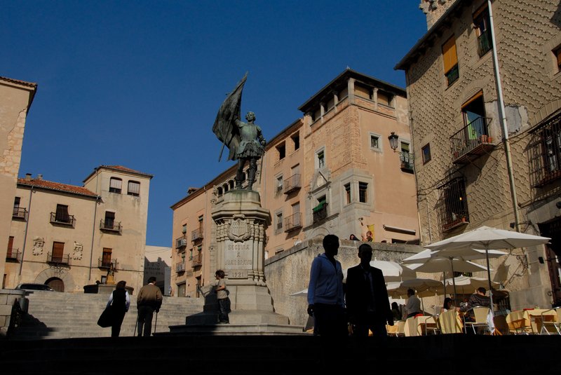 Segovia塞哥維亞<br>十月的西班牙還是豔陽藍天，餐廳的戶外座位還是很搶手。<br/>