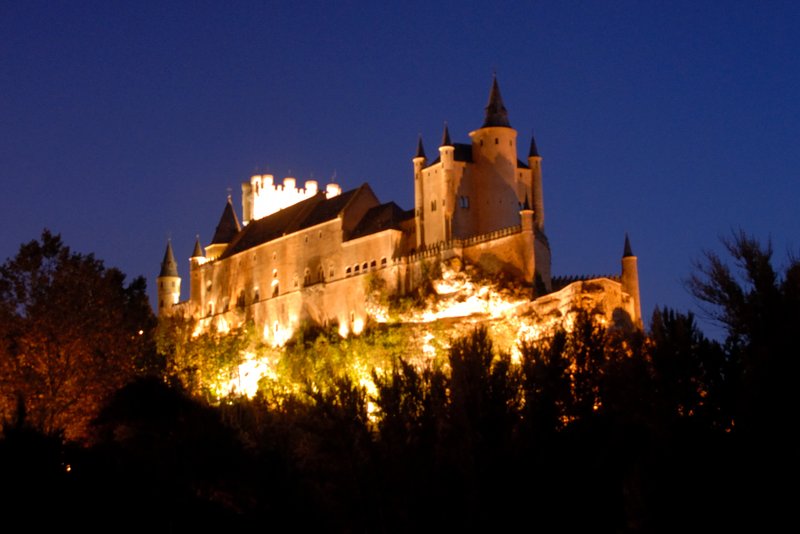 Segovia塞哥維亞<br>秋天的西班牙拍夜景，要等到晚間八點才適合，幸好拍攝地點附近有間小餐館，可以先吃點tapas解饞。<br/>