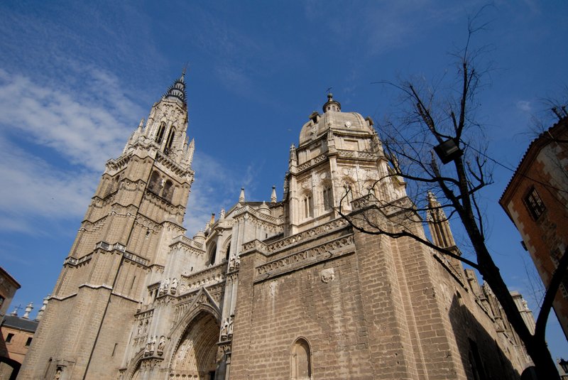 Toledo托雷多<br>托雷多雄偉的大教堂，號稱歐洲第三大教堂，鐘塔高達92公尺，讓我的鏡頭幾乎裝不下。<br/>