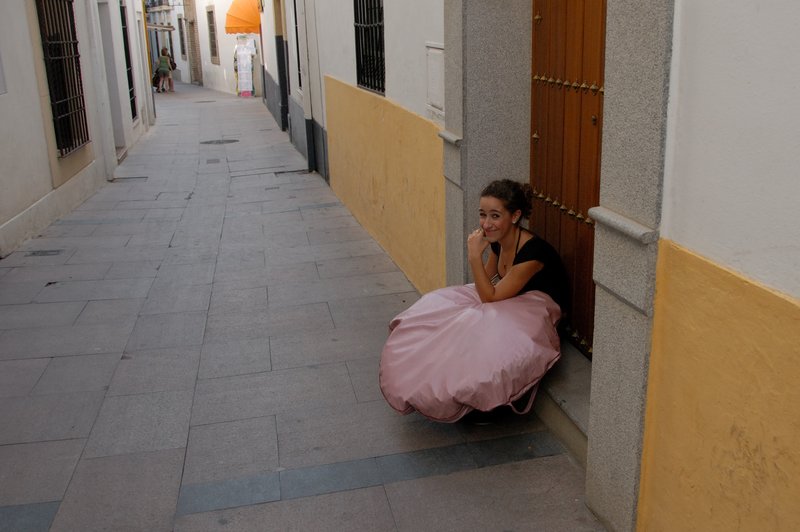 Cordora哥多華<br>美麗的哥多華女子，蹲在門口對我微笑，是好客呢？還是看上帥氣的我？<br/>