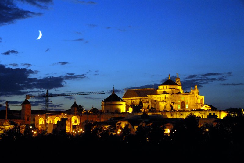 Cordora哥多華<br>由瓜達幾維河岸，回望對岸的哥多華大清真寺，夜裡燈火通明，建築物十分壯觀。<br/>