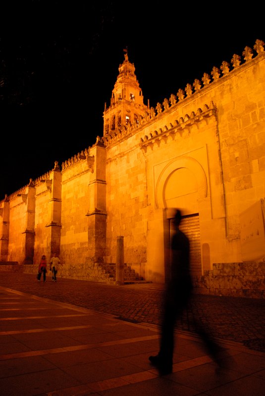 Cordora哥多華<br>夜深了，大教堂外的行人稀少。西班牙的治安惡名昭彰，讓我拍的心驚膽跳，還好沒事。<br/>