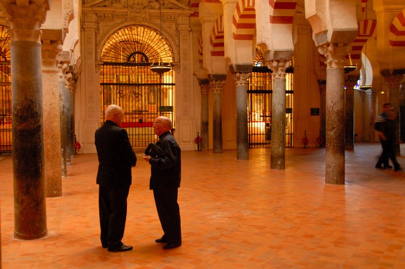 Cordora哥多華<br>我們教堂需要嚴格管理一下：有許多水果報的記者都來偷拍，你看你身後又有一個。<br/>