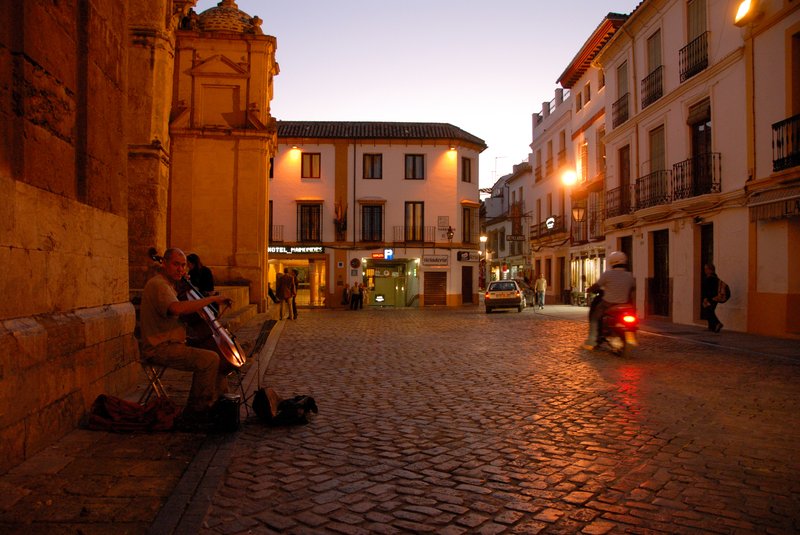 Cordora哥多華<br>大提琴家不用害怕，我是遊客不是遊民，不用擔心你的錢包。<br/>